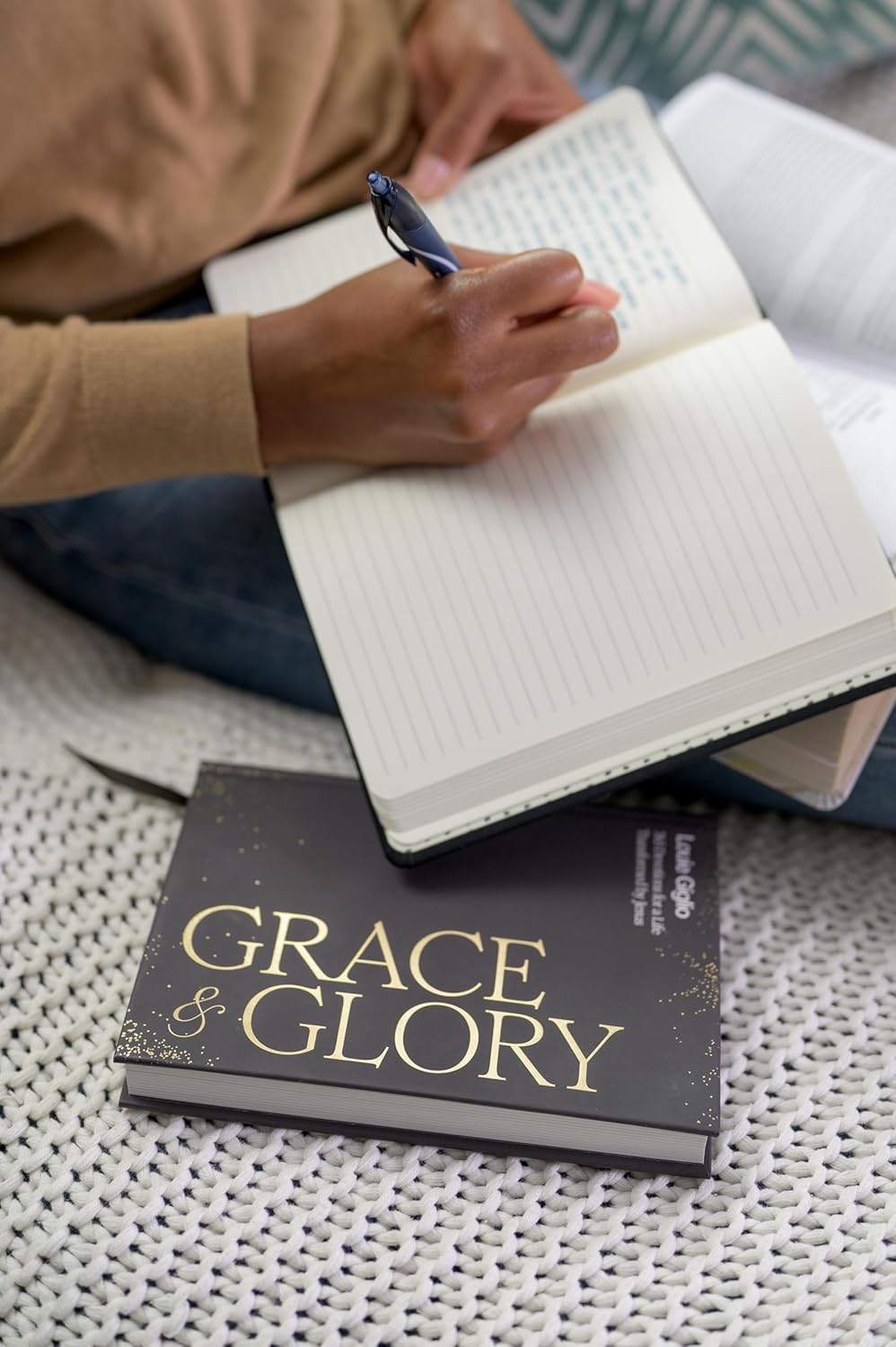 Grace and Glory: 365 Devotions for a Life Transformed by Jesus (A 365-Day Devotional)